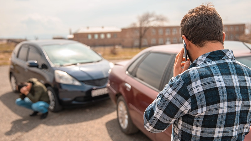 Car accident, the driver calls the police.